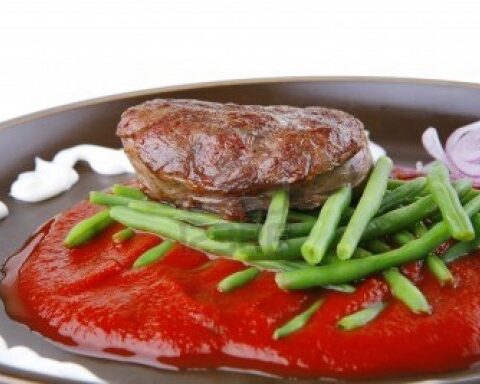 Chuleta de carne roja a la parrilla con emulsión de hongos y guindillas verdes 1