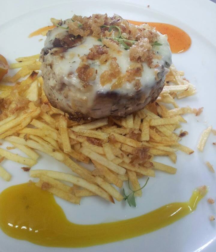 Hamburguesa de bonito, mozzarella, oregano con patatas paja 1