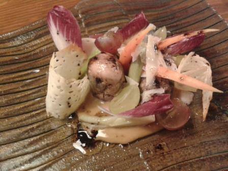 El conejo de monte escabechado con verduritas, endivia morada, uvas, quesos y praline de piñones 1