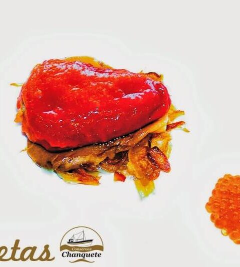 Pimiento del piquillo rojo relleno de chanquete salvaje sobre seta y cebolleta caramelizada con huevas de salmón 1