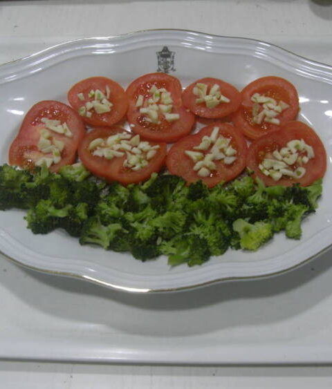 Ensalada de tomate con ajo y brocoli 1