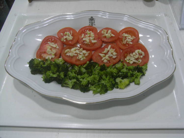Ensalada de tomate con ajo y brocoli