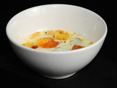 Cazuelita de huevos a la crema y champiñones al ajillo
