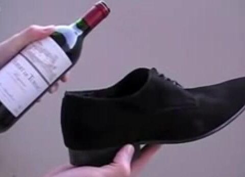 Cómo abrir una botella de vino con un zapato