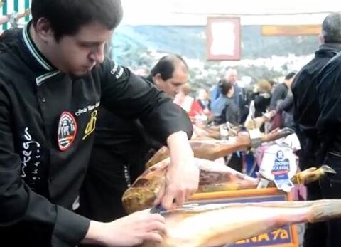 Record Guiness de mayor número de personas cortando jamón (y es español) 1