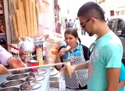 Arte al servir un helado: el heladero 'mago' de Estambul (vídeo) 1