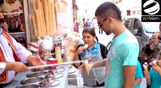 Arte al servir un helado: el heladero 'mago' de Estambul (vídeo) 1