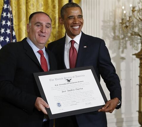 El chef José Andrés recibe premio de manos de Obama 1