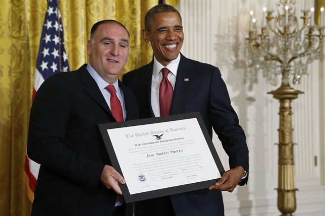 El chef José Andrés recibe premio de manos de Obama