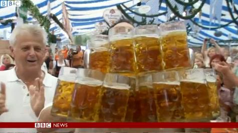 Un camarero alemán supera el record de llevar jarras de cerveza 2