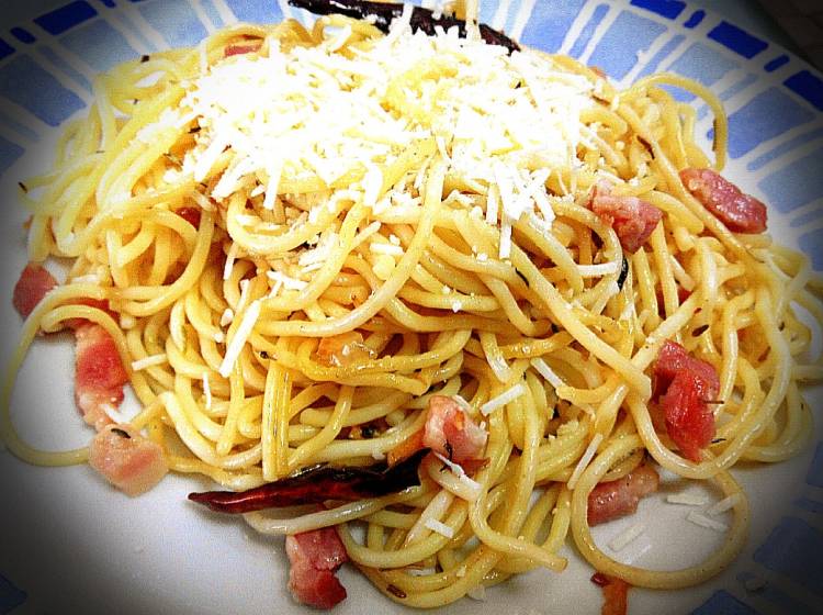 Espaguetis al ajo con bacon 1