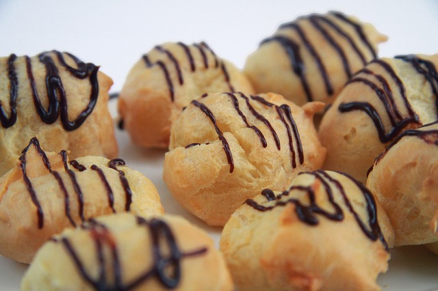 Profiteroles de crema con sirope de chocolate 1