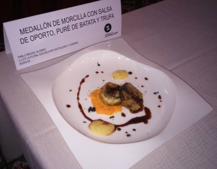 Pablo Miguel Alonso del C.I.F  La Flora, Escuela de Hostelería y Turismo de Burgos, ha sido el ganador del II Concurso de cocina con morcilla de Sotopalacios para escuelas de hostelería 1