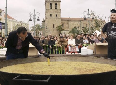 3.700 huevos para la tortilla de patatas más grande de España 1