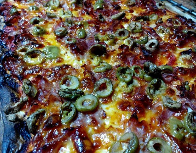 Pizza de jamón serrano, champiñones y pimiento verde 1