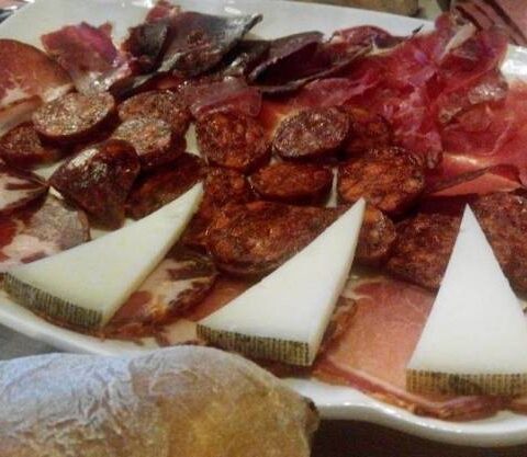 Cena muy española: una tabla de nuestros embutidos y quesos 1