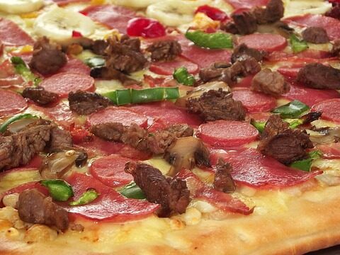 Pizza de ibérico, salami, carne y champiñones 1