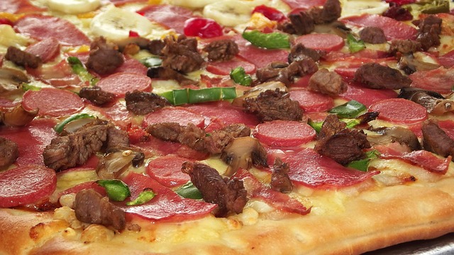 Pizza de ibérico, salami, carne y champiñones 1