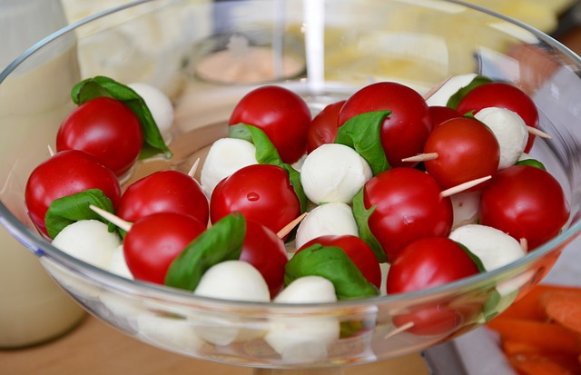 Brochetas de cherrys y mozzarella 1