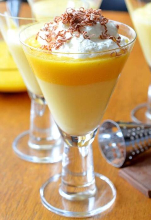 Crema de mascarpone y mango con nata y virutas de chocolate 1