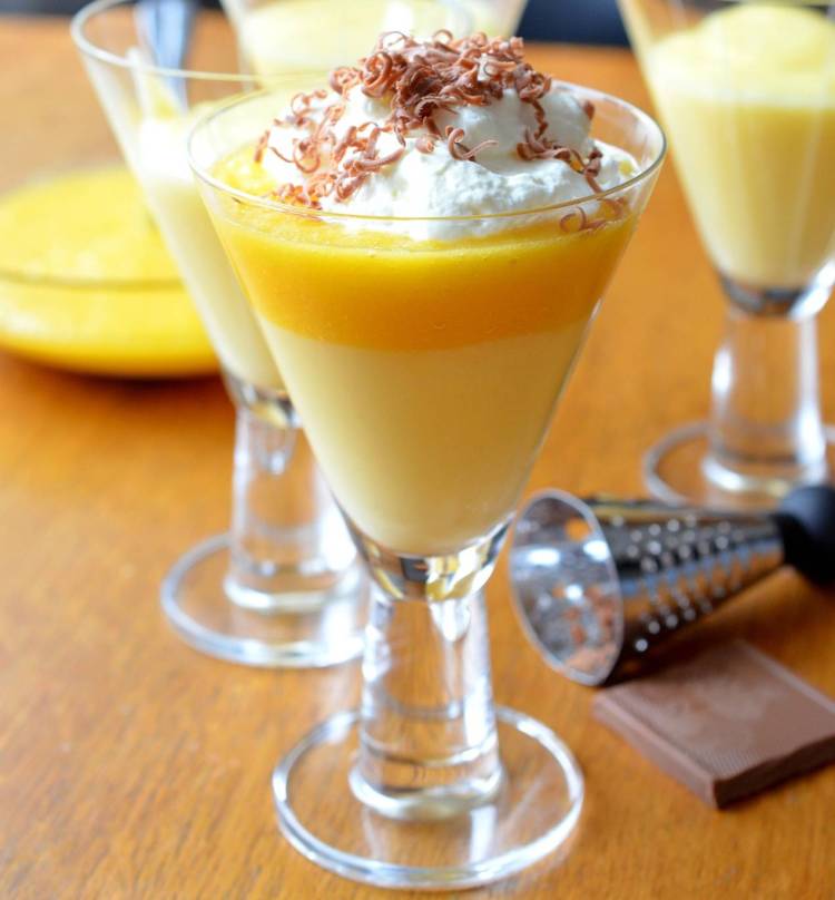 Crema de mascarpone y mango con nata y virutas de chocolate 1