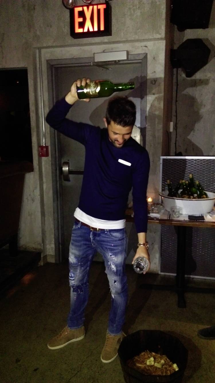 El futbolista asturiano David Villa escancia sidra en Manhattan 1