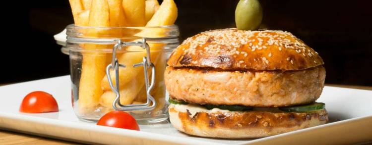 Hamburguesa de salmón al curry 1