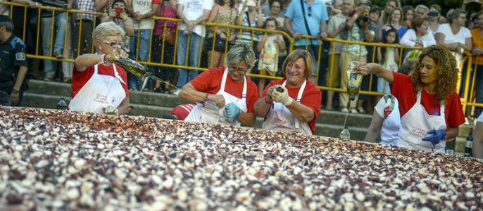 O Carballino consigue su record del plato más grande del mundo de ‘pulpo á feira’