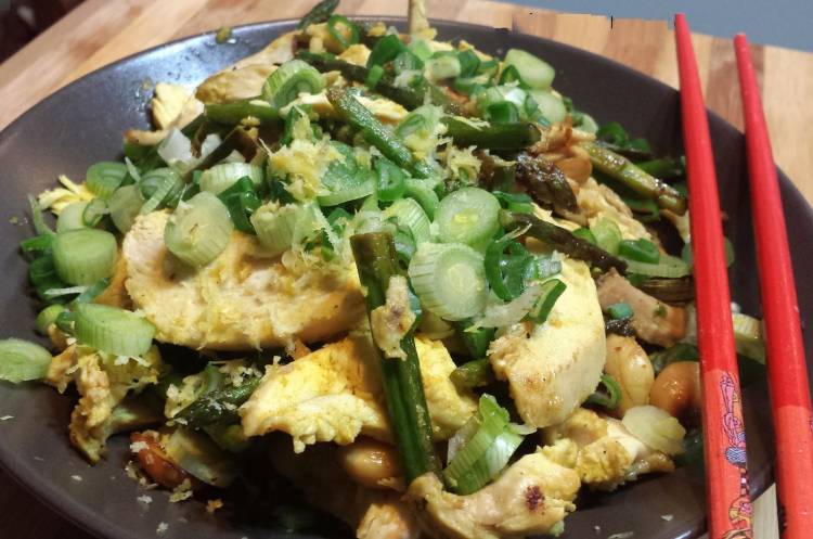 Salteado de pollo con almendras y trigueros 3