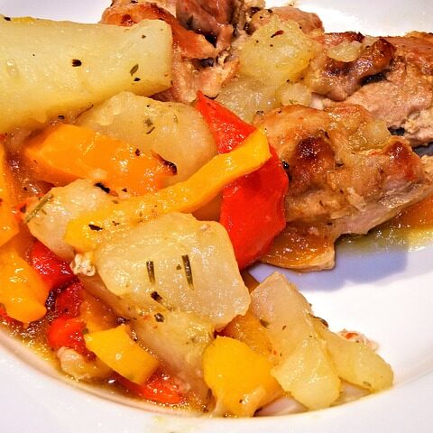 Pollo asado con guarnición de pimientos y patatas 1