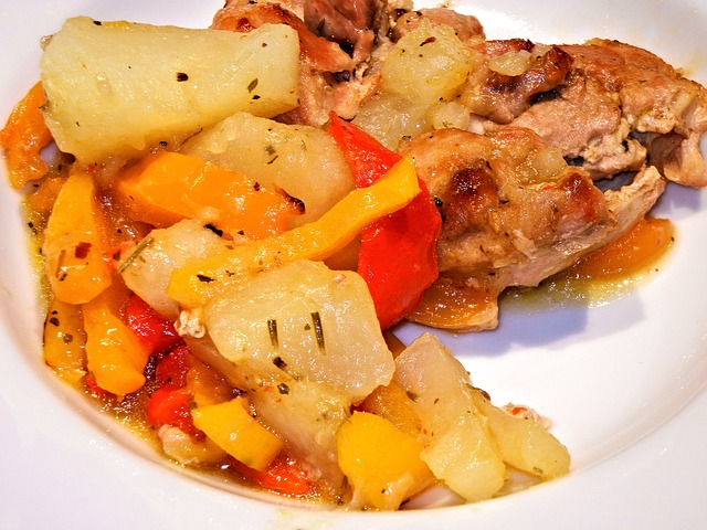 Pollo asado con guarnición de pimientos y patatas