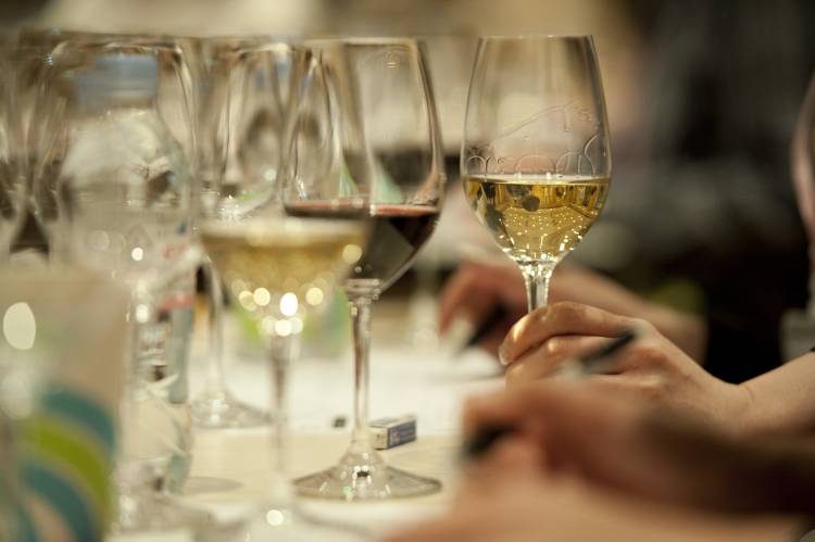 Por qué los vinos blancos se beben más fríos que los tintos