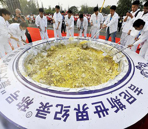 Guinness retira el récord a una arrozada gigante china por malgastar comida dándosela de comer a los cerdos 1