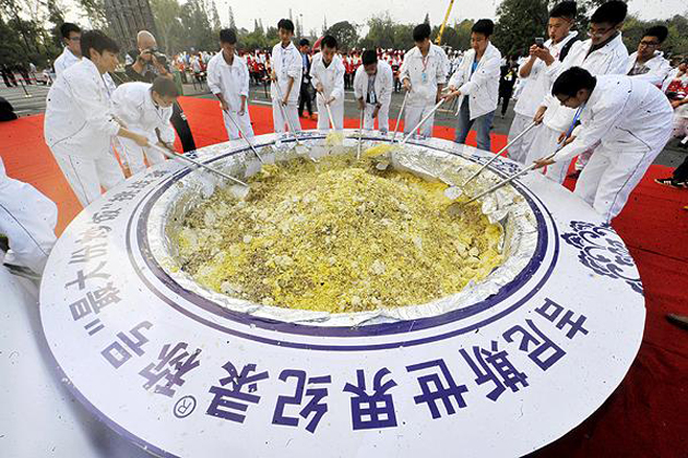 Guinness retira el récord a una arrozada gigante china por malgastar comida dándosela de comer a los cerdos