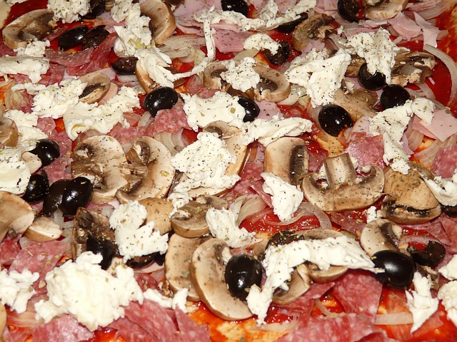 Pizza de champiñones, salami y mozzarella