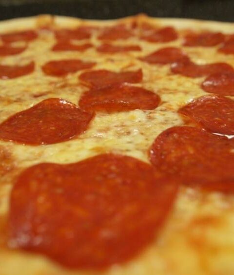 Pizza de pepperoni y queso 1