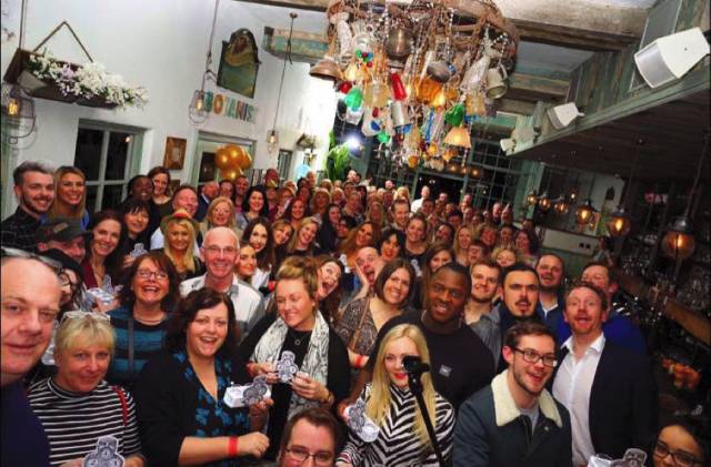 Guinness World Record de el mayor número de gente catando ginebra 1