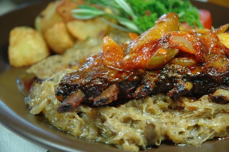 Costillar de cerdo a la brasa sobre puré de col 2