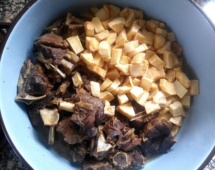 Cordero guisado al vino tinto con verduritas y patatas fritas a fuego lento 3