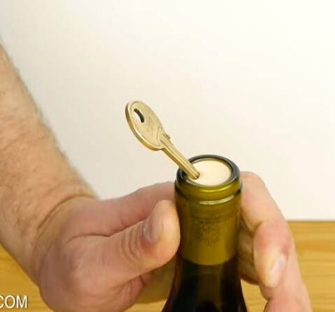 Cómo abrir una botella de vino con una llave en caso de urgencia