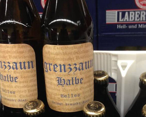 Una cerveza alemana se retira del mercado por llevar mensajes ocultos en la botella de apoyo al nazismo y a Hitler 1