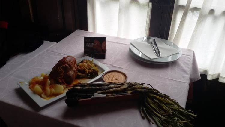 El Botillo del Bierzo se hermanó con los Calçots en el Restaurante 'El Reguero Moro' 2