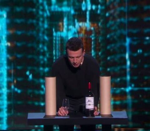 La magia del vino, nunca mejor dicho (increible truco del ganador de America’s Got Talent 2015 con una botella y una copa de vino) 1