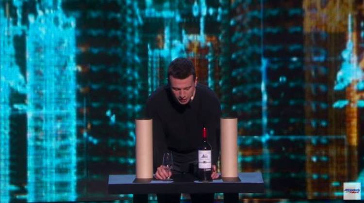 La magia del vino, nunca mejor dicho (increible truco del ganador de America’s Got Talent 2015 con una botella y una copa de vino) 1
