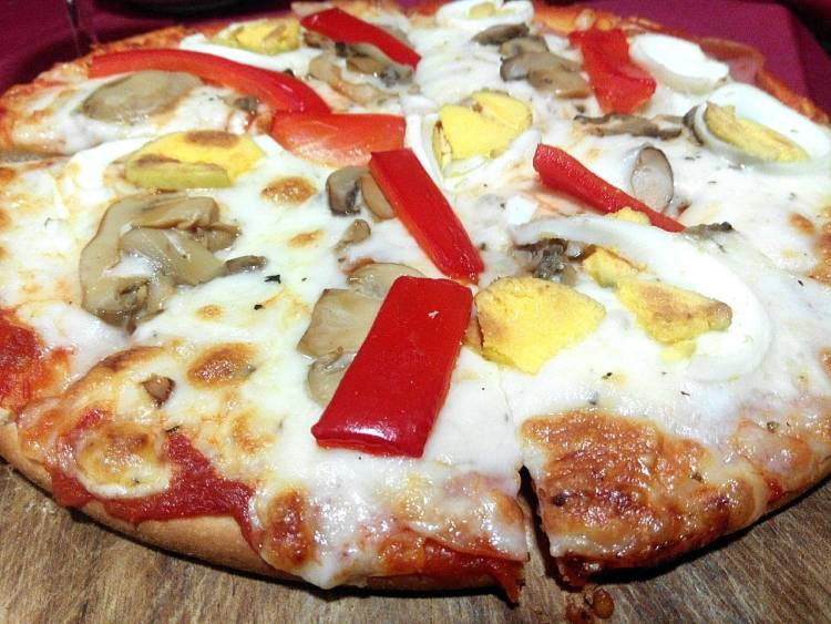 Pizza de verduras y huevo