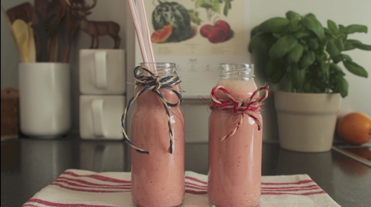 Smoothie de fresa, plátano y naranja