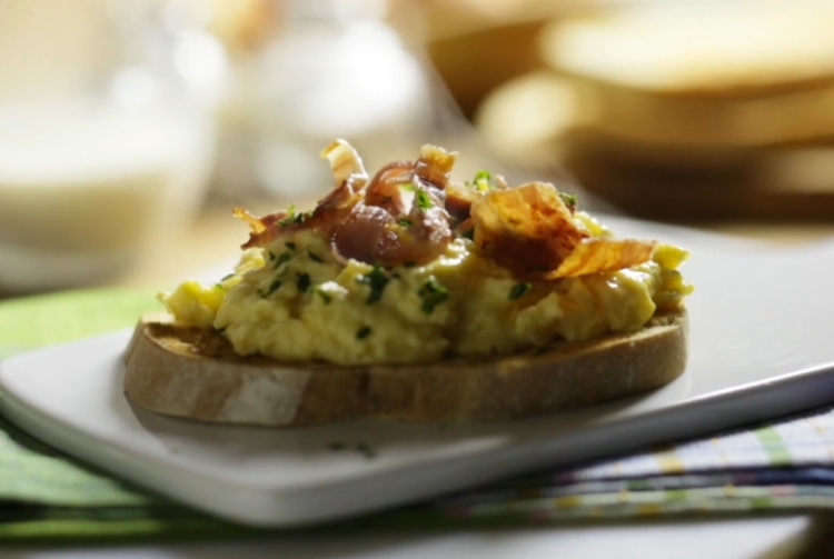 Tosta de huevos revueltos con panceta crocante 1