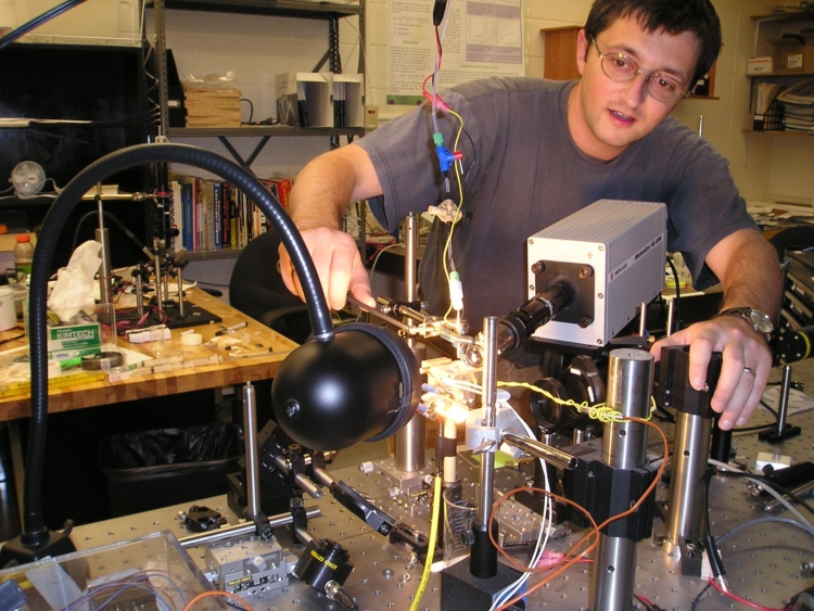 Profesor norteamericano crea una microbodega que permite obtener vino en una hora 1