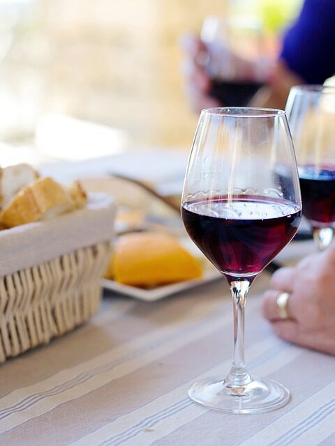 Una copa de vino en la Dieta Mediterránea podría disminuir la aparición de ciertos tipos de cáncer según reciente estudio 1