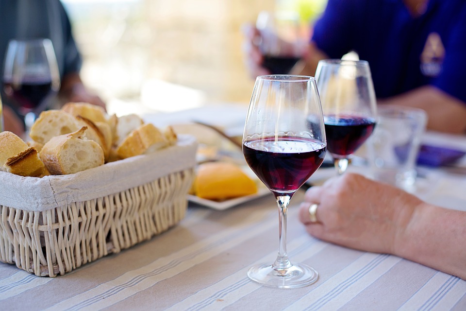 Una copa de vino en la Dieta Mediterránea podría disminuir la aparición de ciertos tipos de cáncer según reciente estudio